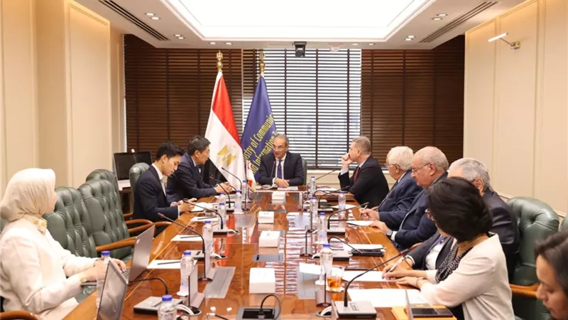 وزير الاتصالات يبحث مع سفير سنغافورة تعزيز التعاون بين البلدين