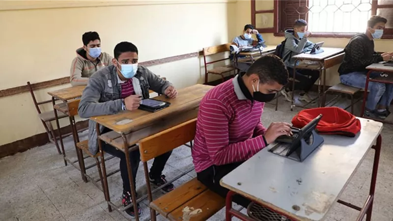 ضبط طالب قام بالغش الإلكتروني خلال امتحان مادة الجبر
