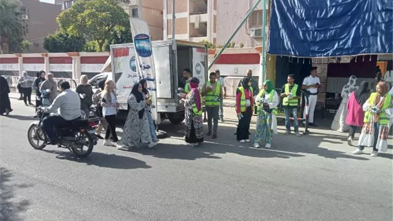 مستقبل وطن الأقصر يواصل توزيع المياه والعصائر لطلاب الثانوية