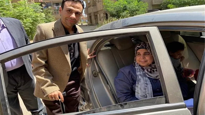 تعليم الكبار تمتحن مواطنة من ذوى الهمم داخل سيارة
