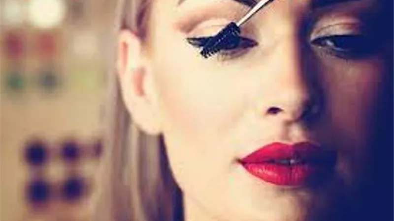 متخفيش من الشمس..حيل تجعل مكياجك ثابتاً طول اليوم