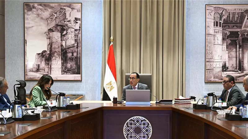 رئيس الوزراء يوجه بخفض أسعار السلع وضبط الأسواق