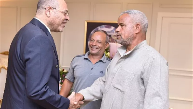 وزير العمل يستقبل عاملين من العمالة غير المنتظمة ويستجيب لطلبهما