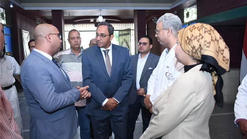 محافظ قنا يفاجئ مستشفي قنا العام للاطمئنان علي مستوى الخدمات