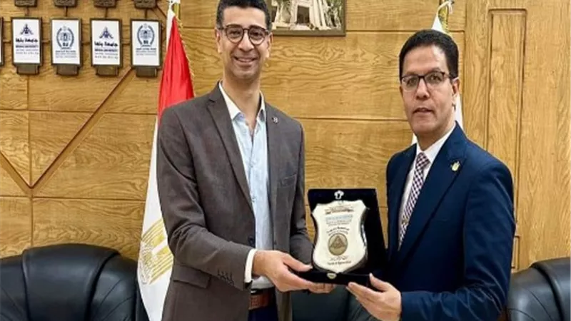 رئيس جامعة بنها يكرم نائب محافظ القليوبية السابق