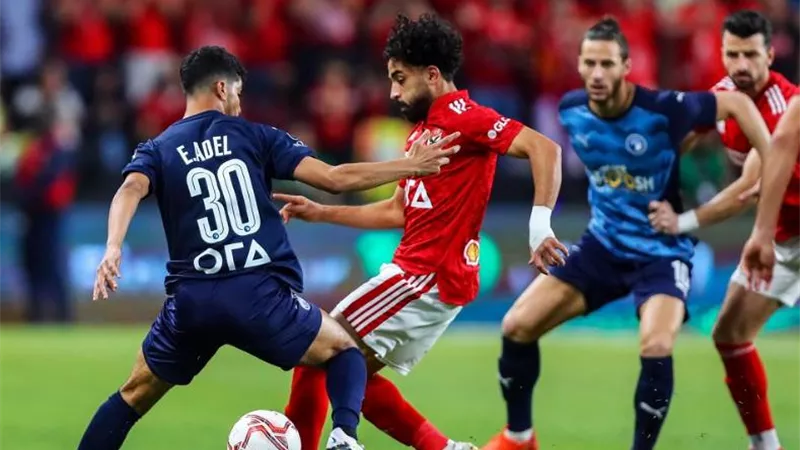 طاقم حكام إسباني لإدارة مباراة الأهلي وبيراميدز بالدوري