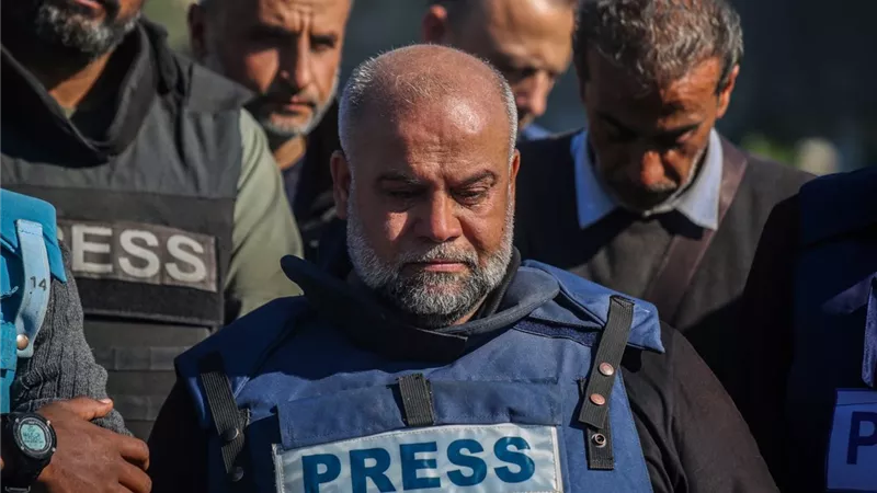 نقابة الصحفيين تكرم الدحدوح بجائزة الصحافة.. والأخير يتبرع بقيمتها لعلاج المصابين الفلسطينيين