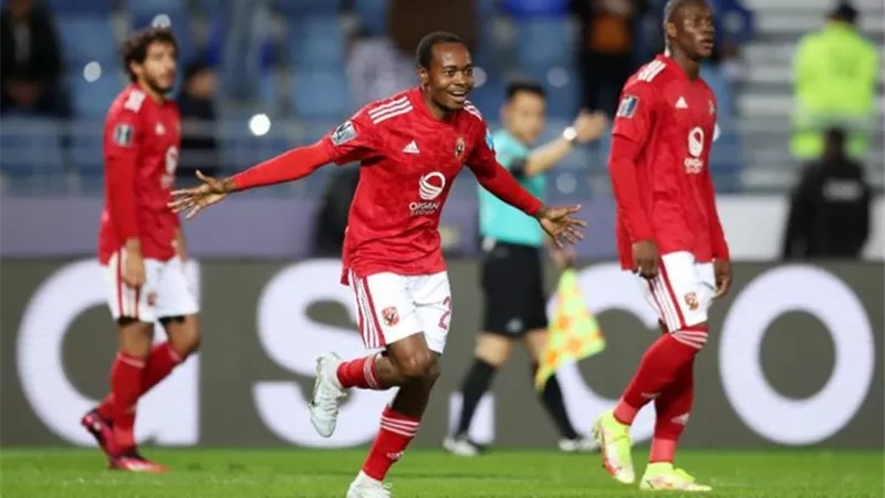 بيرسي تاو يغيب عن صفوف الأهلي في مواجهة بيراميدز بالدوري