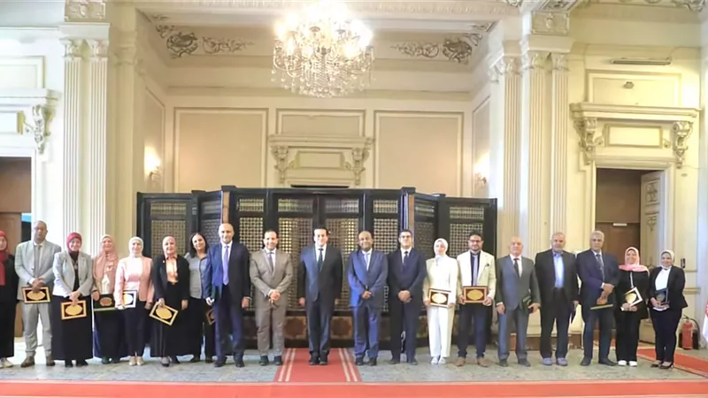وزير الصحةيُكَرِّم قيادات البحيرةلحصول مركز فريدعطية على الاعتماد