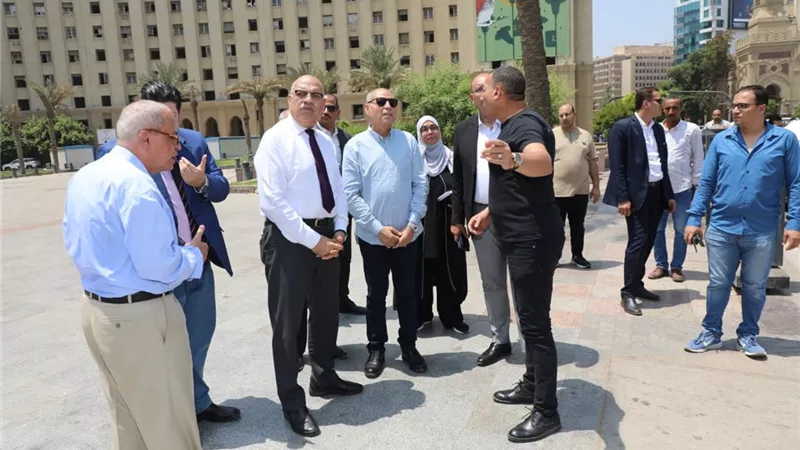 محافظ القاهرة يوجه بزيادة المسطحات الخضراء ورفع كفاءة الاعمدة بميدان التحرير
