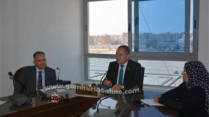 رئيس جامعة دمياط يطالب بمراعاة السلامة والصحة المهنية بالكليات