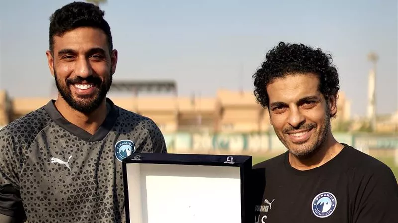 بيراميدز يمنح أحمد الشناوي جائزة لاعب شهر يونيو