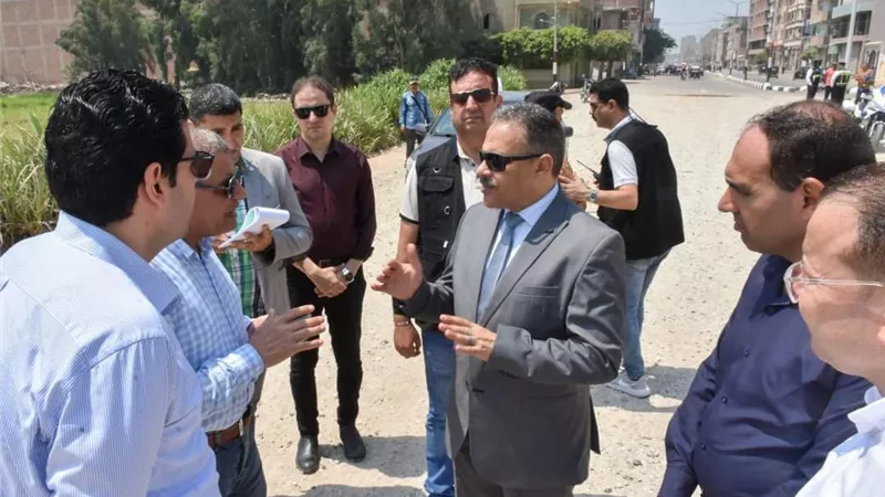 محافظ الشرقيةيتفقد أعمال الرصف والتوسعة الجاريةبطريق منياالقمح