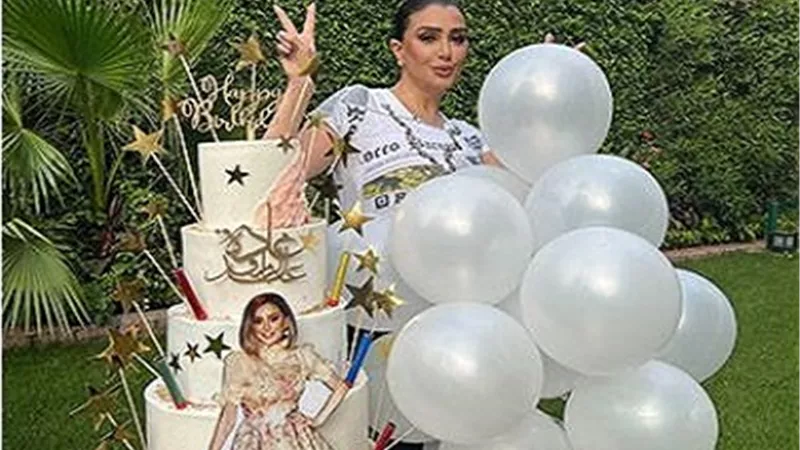 غادة عبد الرازق تريند بعد احتفالها بعيد ميلادها بتورتة 5 أدوار