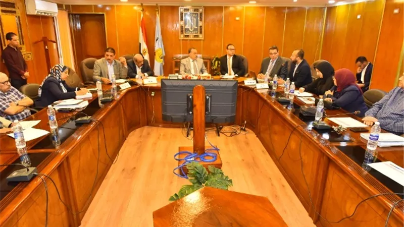 محافظ أسيوط يوجه بسرعة إنهاء أعمال مشروعات حياة كريمة
