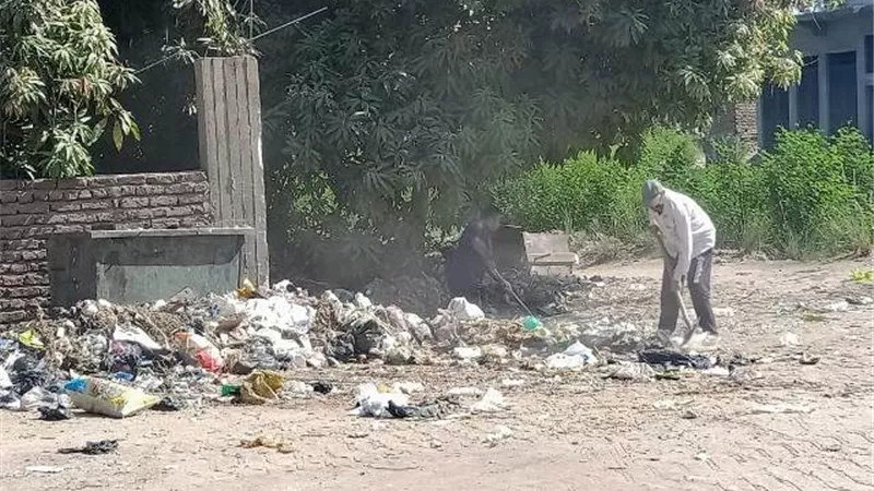 رفع ٤٠ طن مخلفات وإشغالات بأرمنت جنوب غرب الأقصر