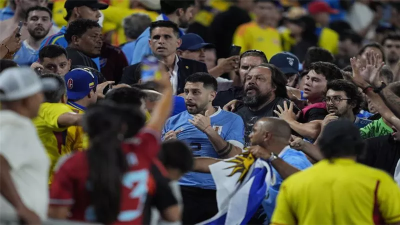 شاهد.. اشتباك عنيف بين لاعبي أوروجواي وجماهير كولومبيا