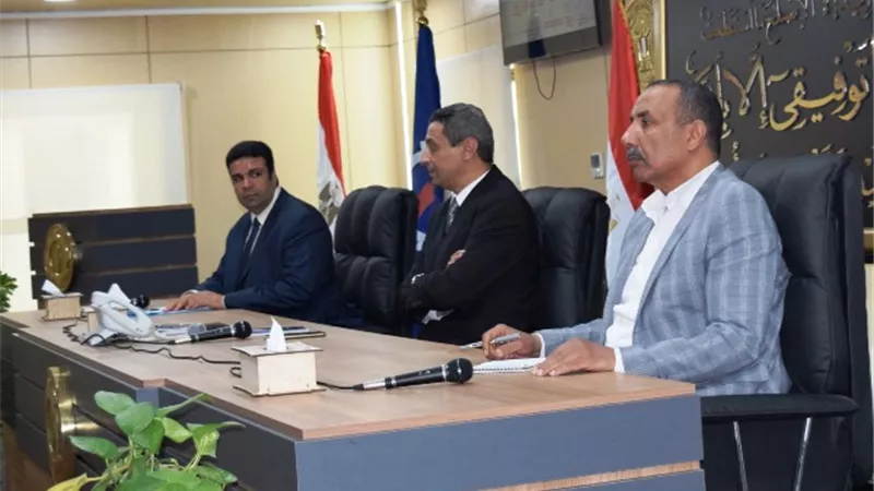 الشاذلي يلتقي رؤساء الأحياء ومديري المديريات والمصالح الحكومية بالسويس