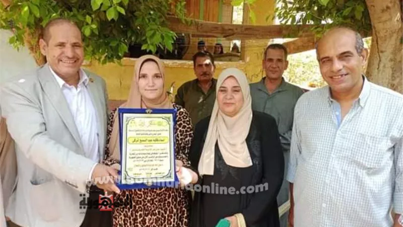 مدير تعليم أشمون يهنئ أسماء الأولى على الجمهورية فى التعليم الفنى