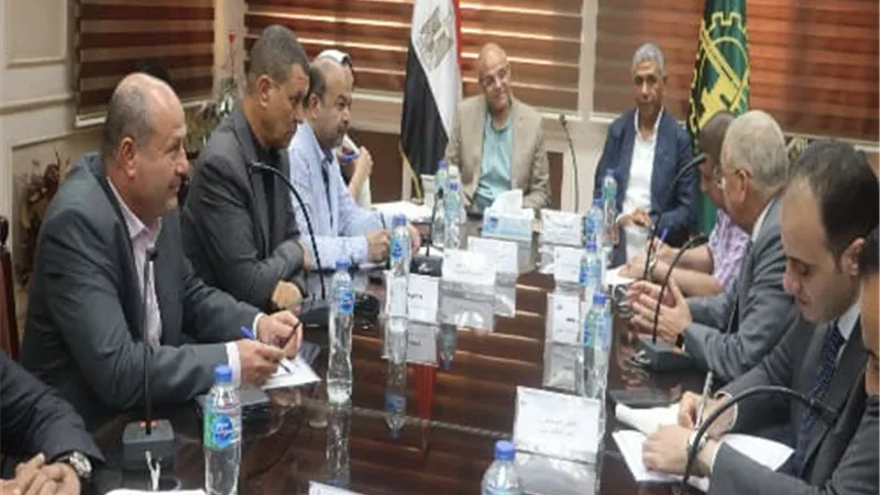 محافظ القليوبية يبحث خطط زيادة مشروعات المياه والصرف الصحي