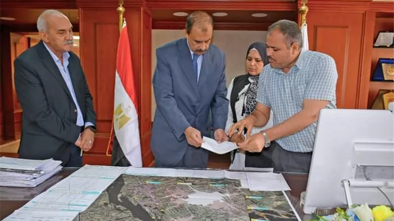 محافظ سوهاج يعتمد الخرائط النهائية لمشروع التجمعات العمرانية