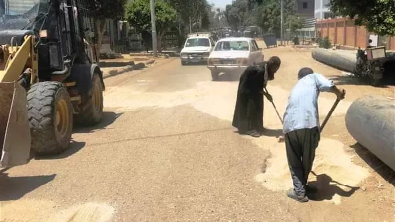 حملات مكبرة لتمهيد وتسوية الطرق بمركز ومدينة البلينا بسوهاج