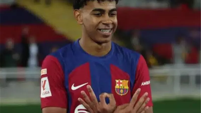 رسميًا.. برشلونة يعلن تسجيل لامين يامال وكوبارسي فى الفريق الأول