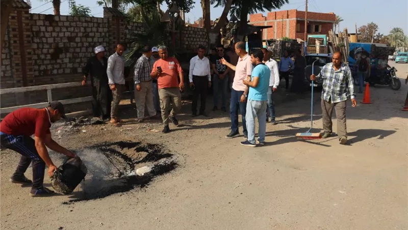 هبوط أرضى بقرية بدهل على كوبري صفط راشين بطريق سمسطا