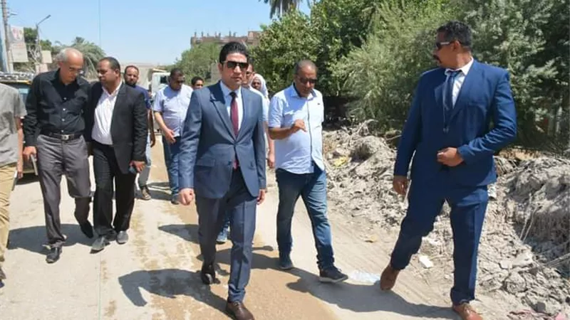 نائب محافظ سوهاج يتفقد حملات رفع نواتج تطهير الترع بأخميم