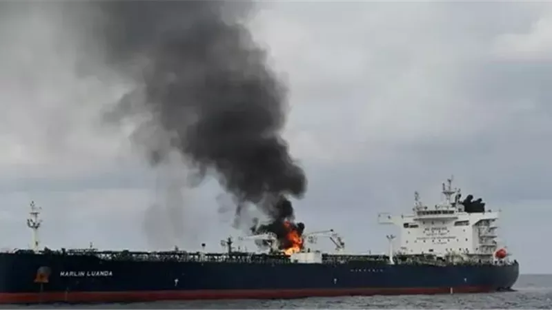 سفينة تجارية تُبلغ عن انفجارين غرب المخا باليمن