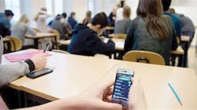 إيطاليا تحظر الهواتف المحمولة داخل الفصول الدراسية