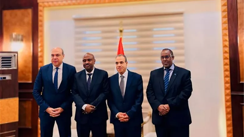 سفير الصومال يرحب بزيارة وزيري الخارجية والطيران إلى مقديشيو