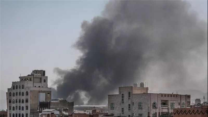غارات أمريكية بريطانية على مطار الحديدة غربي اليمن