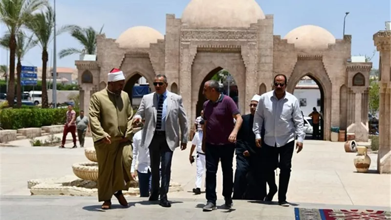 محافظ جنوب سيناء يؤدي صلاة الجمعة بمسجد المصطفى بشرم الشيخ