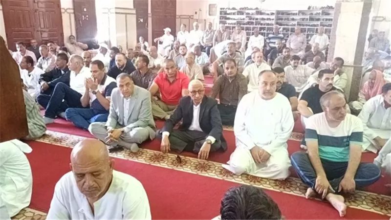 محافظ شمال سيناء يؤدي صلاة الجمعة في مسجد الرفاعي بالعريش