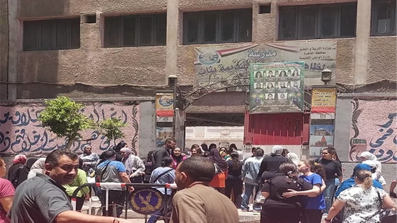 توافد طلاب الثانوية العامه للجان لأداء امتحان التفاضل والتكامل