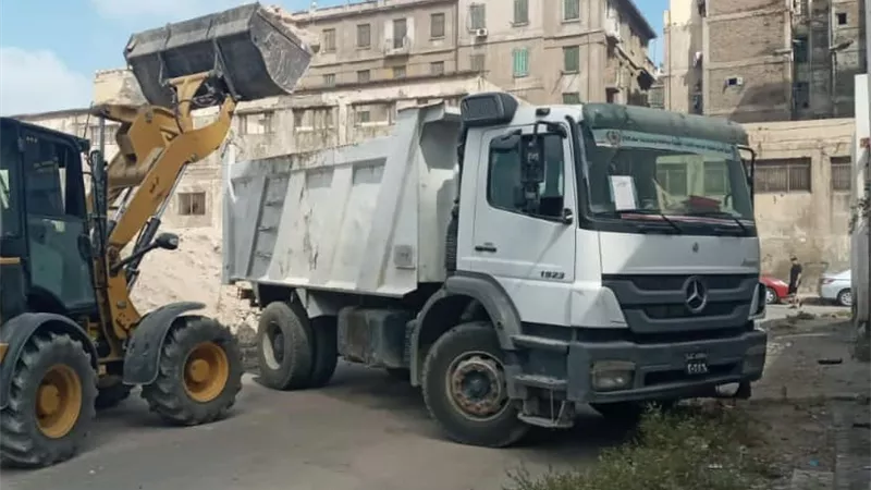 رفع 40 طن مخلفات وانقاض من شوارع منطقتى القبارى وكرموز