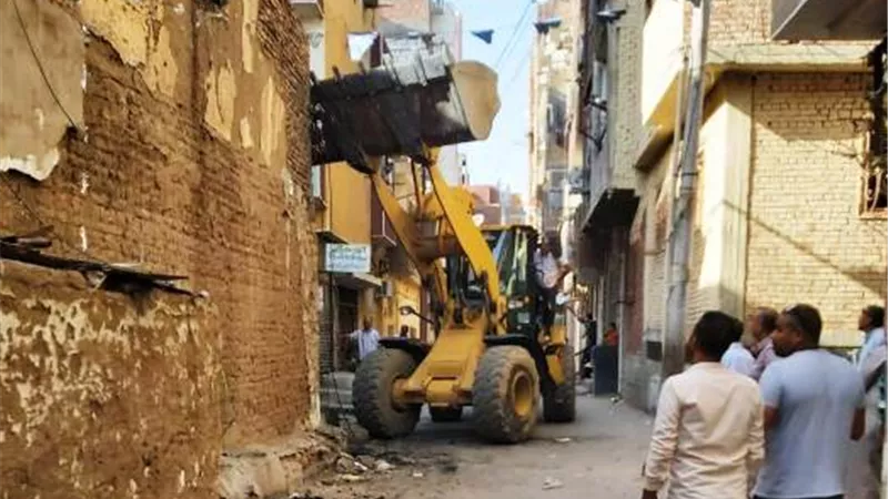 محافظ أسوان: إزالة الخطر الداهم لمبنى قديم فى شارع بعباس فريد