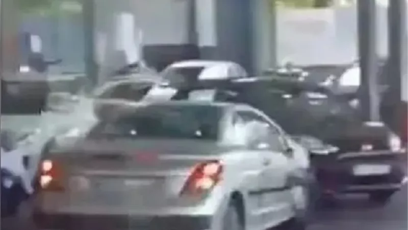 امرأة تقتحم محطة محروقات بسيارتها .. فيديو