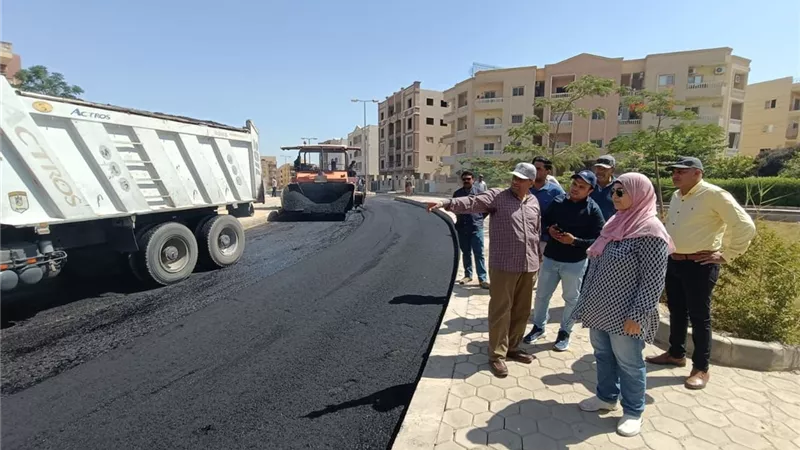 رئيس جهاز الشروق يُتابع أعمال رصف الطرق الداخلية بالمدينة