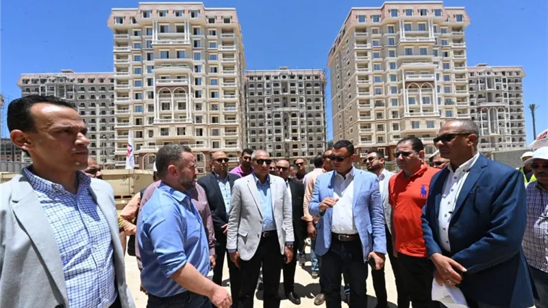 وزير الإسكان يتفقد موقف تنفيذ 3068 وحدة.. و310 فيلات بالتجمع العمراني 