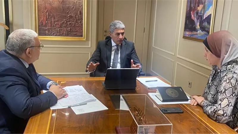 وزير السياحة يواصل اجتماعاته مع قيادات الوزارة لخطط العمل