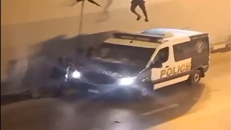 لص كشافات..الداخلية تكشف تفاصيل فيديو سقوط شخص على سيارة شرطة