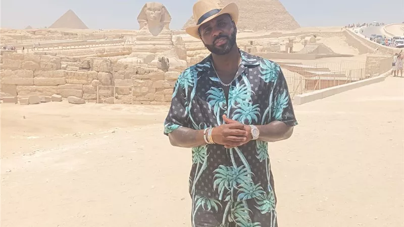 المغني الأمريكي الشهير جيسون ديرولو يزور الاهرامات
