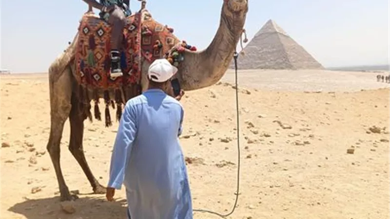 أهرامات الجيزة تستقبل المغني الأمريكي الشهير جيسون ديرولو