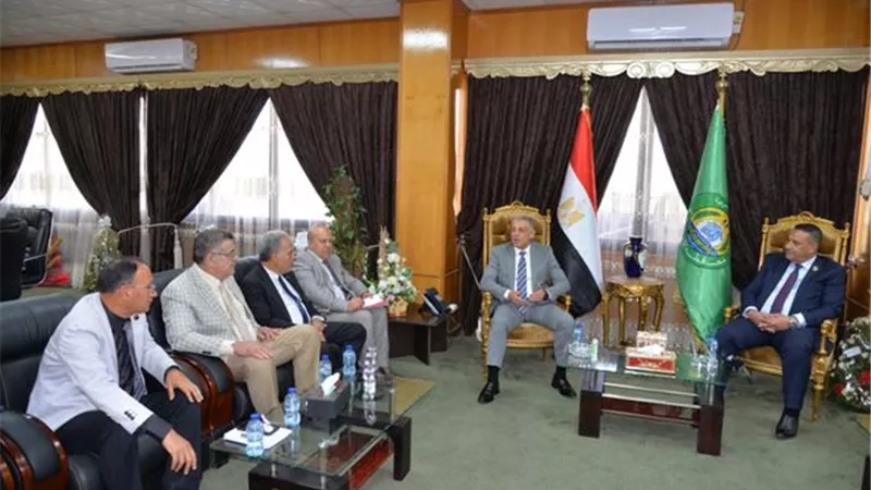 محافظ ونواب الإسماعيلية يبحثون القضايا الجماهيرية