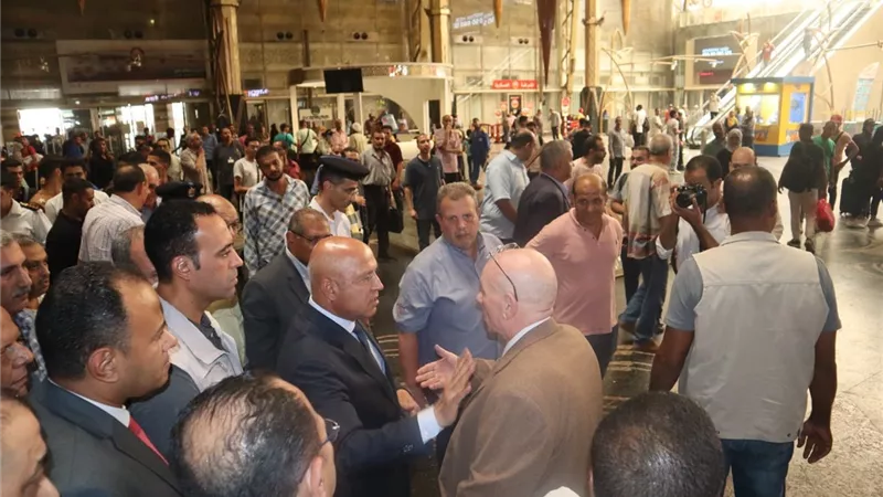جولة مفاجئة لوزير النقل بمحطة مصر برمسيس لمتابعة انتظام العمل