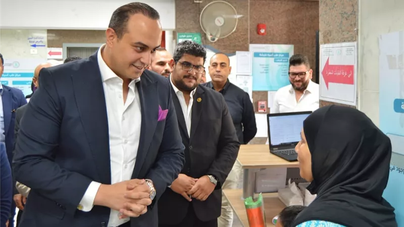 رئيس هيئة الرعاية الصحية يناقش تطوير الخدمات في الإسماعيلية