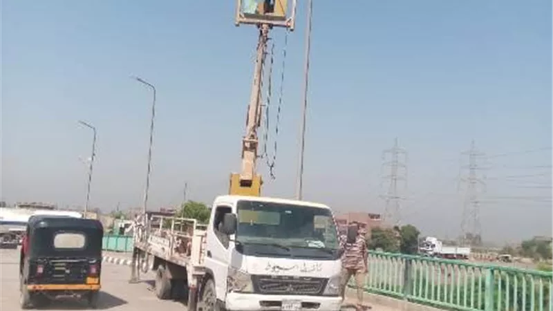 صيانة وتركيب كشافات الكهرباء بقرى مركز أسيوط