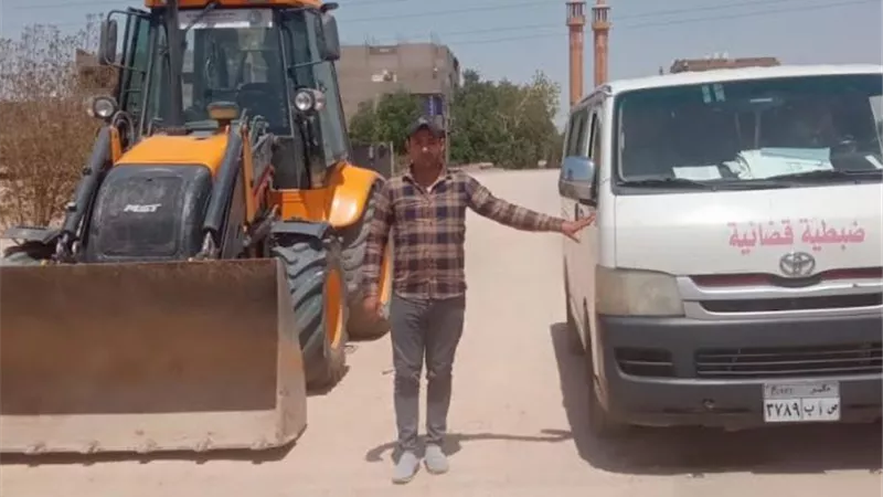 رئيس شركة مياه قنا يضبط وصلة مياه مخالفه